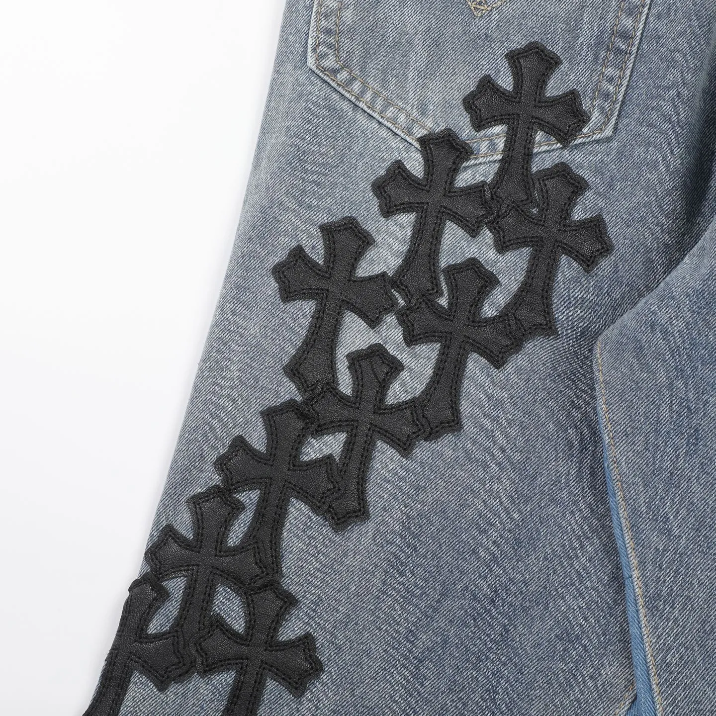 P290 Chrome Hearts Gallery co-branded limited-edition cross-flared flared jeans are a hot item this season and are sought after by countless celebrities and fashionistas. The neat details of the cutting process add color to the playful fashion! The neat and meticulous design, and the well-fitting structure is unique. The upper body not only has outstanding recognition, but also looks younger and younger. A style with the ultimate wearing meaning and performance, gorgeous color matching, and the craftsmanship of this style is also extremely extraordinary. After the finished product is washed, it is disassembled and hand-made with sheepskin cross leather and then spliced ​​together to complete. The whole piece has too many craftsmanship to describe. It is decorated with patchwork cross flowers and high-waisted washed jeans! ! Absolutely high-end luxury product, a god-level single product, a super popular product, made with top heavy industry, a magic weapon that cannot be missed to hit the streets. Size: 28 30 32 34 36 Color: blue